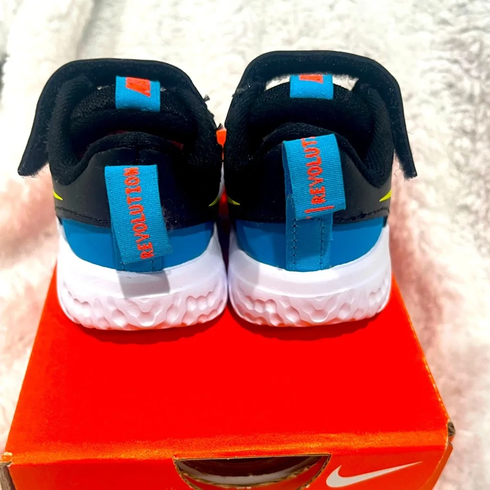 Nike‎ Unisex-Child Revolution 5 BabyToddler Velcro Running Shoe